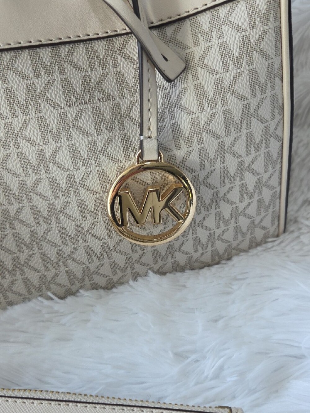 Michael Kors Duffle Bag with Matching Wallet/ Wristlet - Picture 3 of 9